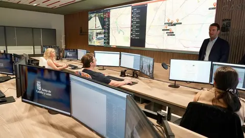El consejero de Movilidad y Transformación Digital, José Luis Sanz Merino, visita las instalaciones del Centro de Control de Transportes de Castilla y León. Foto: Campillo.