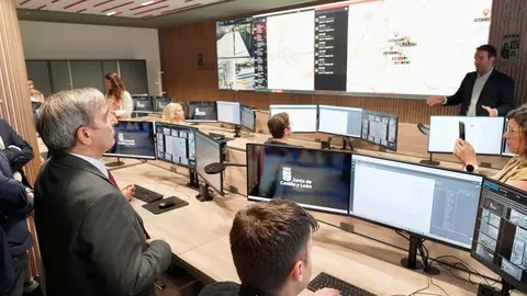 El consejero de Movilidad y Transformación Digital, José Luis Sanz Merino, visita las instalaciones del Centro de Control de Transportes de Castilla y León. Foto: Campillo.