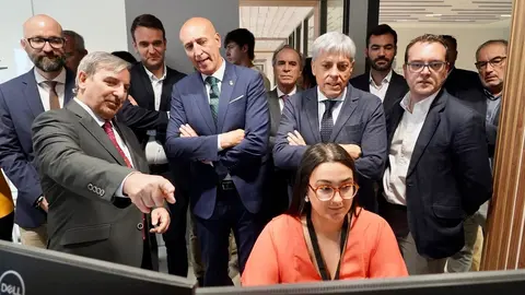 El consejero de Movilidad y Transformación Digital, José Luis Sanz Merino, visita las instalaciones del Centro de Control de Transportes de Castilla y León. Foto: Campillo.