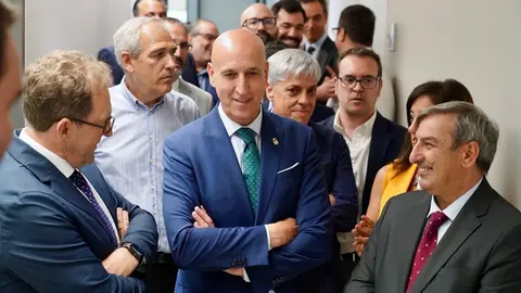 El consejero de Movilidad y Transformación Digital, José Luis Sanz Merino, visita las instalaciones del Centro de Control de Transportes de Castilla y León. Foto: Campillo.