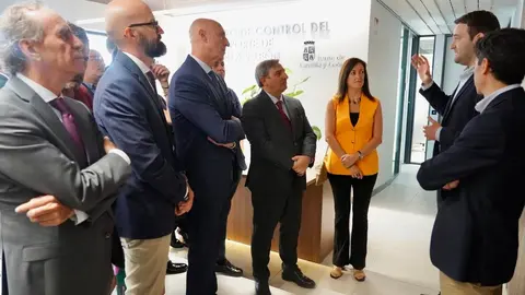 El consejero de Movilidad y Transformación Digital, José Luis Sanz Merino, visita las instalaciones del Centro de Control de Transportes de Castilla y León. Foto: Campillo.