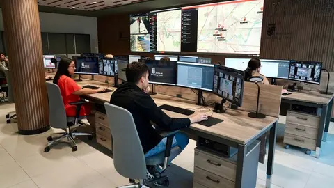 El consejero de Movilidad y Transformación Digital, José Luis Sanz Merino, visita las instalaciones del Centro de Control de Transportes de Castilla y León. Foto: Campillo.