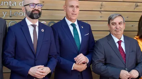 El consejero de Movilidad y Transformación Digital, José Luis Sanz Merino, visita las instalaciones del Centro de Control de Transportes de Castilla y León. Foto: Campillo.