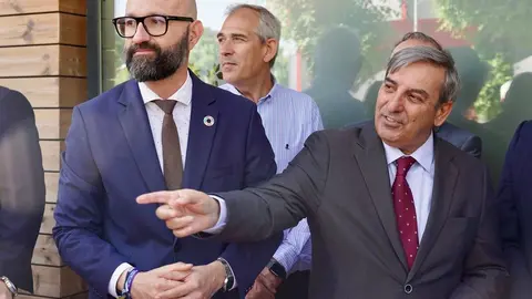 El consejero de Movilidad y Transformación Digital, José Luis Sanz Merino, visita las instalaciones del Centro de Control de Transportes de Castilla y León. Foto: Campillo.