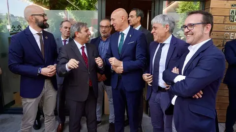 El consejero de Movilidad y Transformación Digital, José Luis Sanz Merino, visita las instalaciones del Centro de Control de Transportes de Castilla y León. Foto: Campillo.
