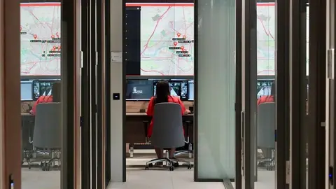El consejero de Movilidad y Transformación Digital, José Luis Sanz Merino, visita las instalaciones del Centro de Control de Transportes de Castilla y León. Foto: Campillo.