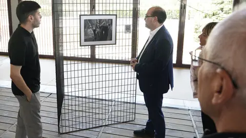 Inauguración de la exposición fotográfica ‘Rostros en tránsito: Historias de resiliencia’, a cargo del autor, Rubén Movilla. Foto: César Sánchez.