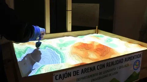 Un innovador cajón de arena interactivo convierte al alumnado en modelador del territorio y sitúa al grado de Geografía y Ordenación del Territorio de la Universidad de León a la vanguardia tecnológica en Castilla y León.