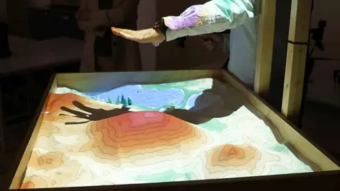 Un innovador cajón de arena interactivo convierte al alumnado en modelador del territorio y sitúa al grado de Geografía y Ordenación del Territorio de la Universidad de León a la vanguardia tecnológica en Castilla y León.
