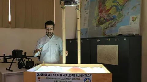 Un innovador cajón de arena interactivo convierte al alumnado en modelador del territorio y sitúa al grado de Geografía y Ordenación del Territorio de la Universidad de León a la vanguardia tecnológica en Castilla y León.