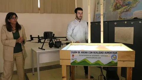 Un innovador cajón de arena interactivo convierte al alumnado en modelador del territorio y sitúa al grado de Geografía y Ordenación del Territorio de la Universidad de León a la vanguardia tecnológica en Castilla y León.