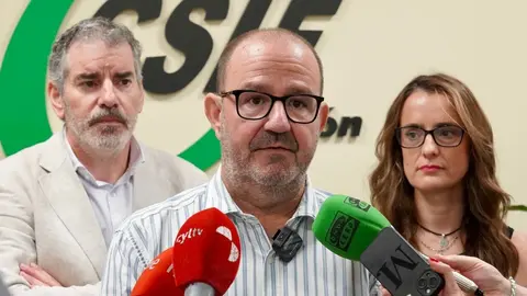 El responsable de Universidad y vicepresidente del sector nacional de Educación de CSIF, Ramón Caballero, el presidente autonómico de CSIF Castilla y León, Benjamín Castro, y el responsable de Universidad y vicepresidente del sector autonómico de Educación, Roberto Fernández, atienen a los medios con motivo de la jornada autonómica de delegados de Universidad. Foto: Campillo.