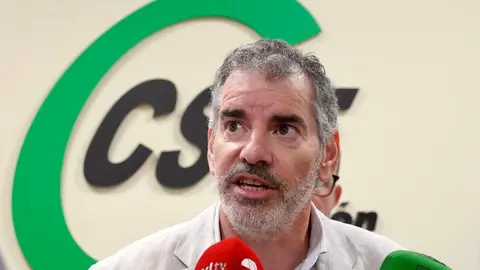 El responsable de Universidad y vicepresidente del sector nacional de Educación de CSIF, Ramón Caballero, el presidente autonómico de CSIF Castilla y León, Benjamín Castro, y el responsable de Universidad y vicepresidente del sector autonómico de Educación, Roberto Fernández, atienen a los medios con motivo de la jornada autonómica de delegados de Universidad. Foto: Campillo.