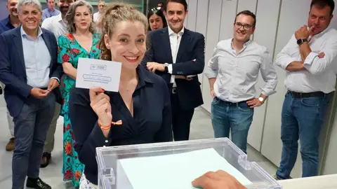 La presidenta del Partido Popular de León y vicesecretaria nacional de Sanidad y Educación, Ester Muñoz, defendió este lunes la figura de Alberto Núñez Feijóo como “el futuro que merece” España frente a un pasado que, “tal y como se ha visto hoy en televisión” está “demacrado y pintado”. Foto: Campillo