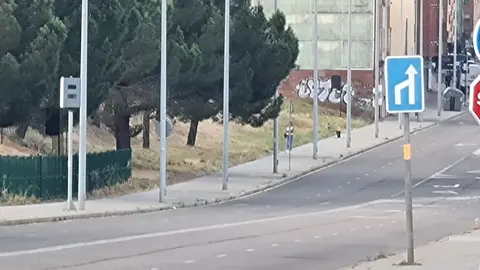 Desde este lunes, los dos nuevos radares fijos instalados en León ya disponen de cámara de control de velocidad validada y están en disposición de sancionar a los vehículos que superen los límites establecidos.