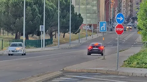 Desde este lunes, los dos nuevos radares fijos instalados en León ya disponen de cámara de control de velocidad validada y están en disposición de sancionar a los vehículos que superen los límites establecidos.