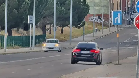 Desde este lunes, los dos nuevos radares fijos instalados en León ya disponen de cámara de control de velocidad validada y están en disposición de sancionar a los vehículos que superen los límites establecidos.