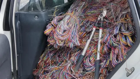 Tres detenidos por el robo de cerca de 900 metros de cableado telefónico y la falsificación de matrículas. Fotos: Guardia Civil.