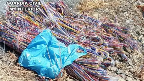 Tres detenidos por el robo de cerca de 900 metros de cableado telefónico y la falsificación de matrículas. Fotos: Guardia Civil.