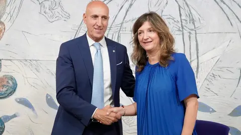 La rectora de la Universidad de León, Nuria González, y el alcalde de León, José Antonio Diez, firman el convenio del Instituto Leonés de Desarrollo Económico, Formación y Empleo para la puesta en marcha del programa Becas Talento. Foto: Campillo.