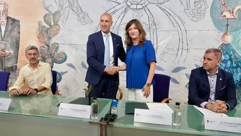 La rectora de la Universidad de León, Nuria González, y el alcalde de León, José Antonio Diez, firman el convenio del Instituto Leonés de Desarrollo Económico, Formación y Empleo para la puesta en marcha del programa Becas Talento. Foto: Campillo.