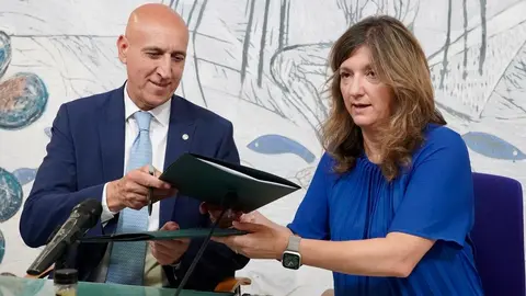 La rectora de la Universidad de León, Nuria González, y el alcalde de León, José Antonio Diez, firman el convenio del Instituto Leonés de Desarrollo Económico, Formación y Empleo para la puesta en marcha del programa Becas Talento. Foto: Campillo.