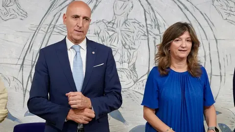 La rectora de la Universidad de León, Nuria González, y el alcalde de León, José Antonio Diez, firman el convenio del Instituto Leonés de Desarrollo Económico, Formación y Empleo para la puesta en marcha del programa Becas Talento. Foto: Campillo.