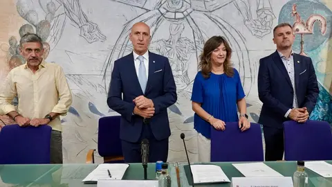 La rectora de la Universidad de León, Nuria González, y el alcalde de León, José Antonio Diez, firman el convenio del Instituto Leonés de Desarrollo Económico, Formación y Empleo para la puesta en marcha del programa Becas Talento. Foto: Campillo.