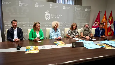 La vicepresidenta de la Diputación de León, Ana Arias, presenta la carrera solidaria A Santiago contra el Cáncer junto al corredor y organizador, Jesús Núñez, la miembro de gobierno de la Junta Provincial de la Asociación Española contra el Cáncer, Mercedes Almarza, y varios patrocinadores. / CAMPILLO