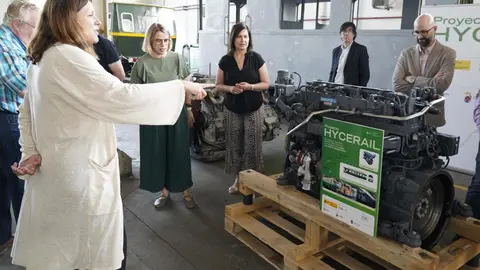 La directora del Instituto para la Transición Justa, Judit Carreras (2I), junto a la directora de la Fundación Ciudad de la Energía, Yasodhara López (I), durante la presentación del motor de combustión interna de hidrógeno verde del proyecto Hycerail. / CÉSAR SÁNCHEZ