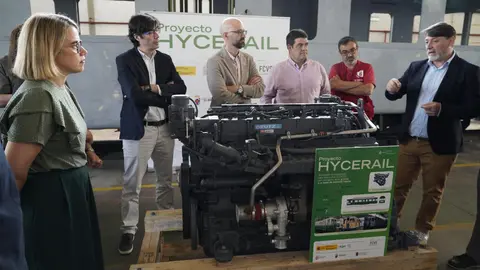 La directora del Instituto para la Transición Justa, Judit Carreras (I), durante la presentación del motor de combustión interna de hidrógeno verde del proyecto Hycerail. / CÉSAR SÁNCHEZ
