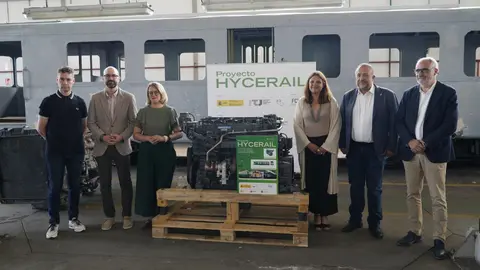 (I a D): El alcalde de Villablino (León), Mario Rivas; el subdelegado del Gobierno en León, Héctor Alaiz; la directora del Instituto para la Transición Justa, Judit Carreras; la directora de la Fundación Ciudad de la Energía, Yasodhara López; el presidente de la Diputación de León, Gerardo Álvarez Courel; y el presidente del Consejo Comarcal del Bierzo, Olegario Ramón, durante la presentación del motor de combustión interna de hidrógeno verde del proyecto Hycerail. / CÉSAR SÁNCHEZ