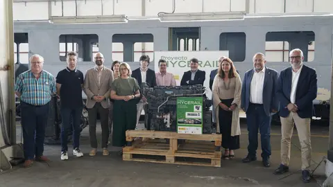 La directora del Instituto para la Transición Justa, Judit Carreras (5I), junto a la directora de la Fundación Ciudad de la Energía, Yasodhara López (3D), junto a diversas autoridades y miembros de Ciuden, durante la presentación del motor de combustión interna de hidrógeno verde del proyecto Hycerail. / CÉSAR SÁNCHEZ
