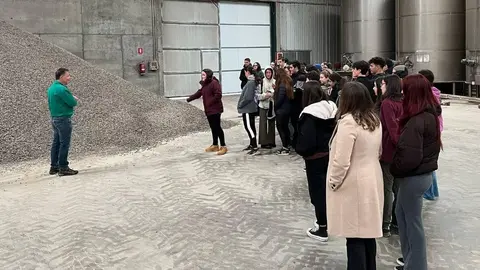 Alumnos del primer curso del Grado de Veterinaria visitan ‘Covisurle’, ‘Quesos Soterano’, ‘Urzapa’, el Matadero Frigorífico Comarcal de Astorga y ‘Cecinas Nieto’.