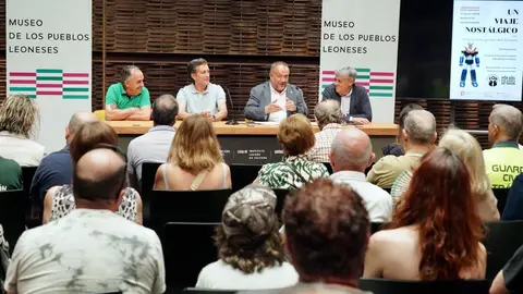 El Museo de los Pueblos Leoneses abre al público Un viaje nostálgico, una exposición gratuita de más de 200 juguetes antiguos con fines solidarios. Fotos: Campillo | Diputación