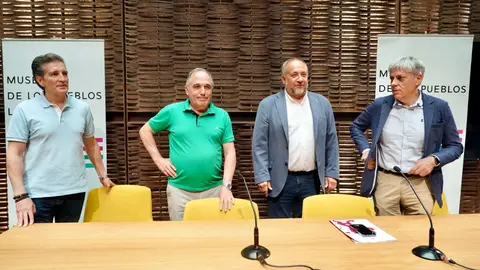 El Museo de los Pueblos Leoneses abre al público Un viaje nostálgico, una exposición gratuita de más de 200 juguetes antiguos con fines solidarios. Fotos: Campillo | Diputación