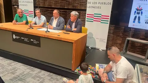 El Museo de los Pueblos Leoneses abre al público Un viaje nostálgico, una exposición gratuita de más de 200 juguetes antiguos con fines solidarios. Fotos: Campillo | Diputación