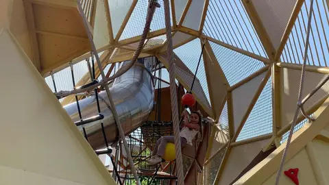 León inaugura el parque infantil con el león más grande del mundo | El alcalde de la ciudad, Antonio Diez, presenta la nueva área de juegos en la explanada de los Pendones Leoneses, presidida por una escultura de 6,6 metros pensada para el disfrute de niños de 3 a 12 años. Fotos: A.F. Reca