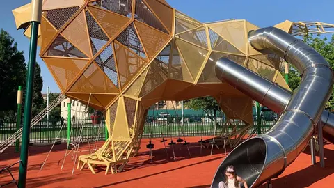 León inaugura el parque infantil con el león más grande del mundo | El alcalde de la ciudad, Antonio Diez, presenta la nueva área de juegos en la explanada de los Pendones Leoneses, presidida por una escultura de 6,6 metros pensada para el disfrute de niños de 3 a 12 años. Fotos: A.F. Reca