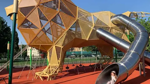 León inaugura el parque infantil con el león más grande del mundo | El alcalde de la ciudad, Antonio Diez, presenta la nueva área de juegos en la explanada de los Pendones Leoneses, presidida por una escultura de 6,6 metros pensada para el disfrute de niños de 3 a 12 años. Fotos: A.F. Reca