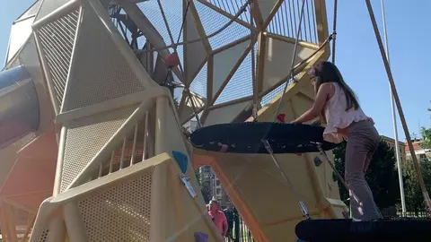 León inaugura el parque infantil con el león más grande del mundo | El alcalde de la ciudad, Antonio Diez, presenta la nueva área de juegos en la explanada de los Pendones Leoneses, presidida por una escultura de 6,6 metros pensada para el disfrute de niños de 3 a 12 años. Fotos: A.F. Reca