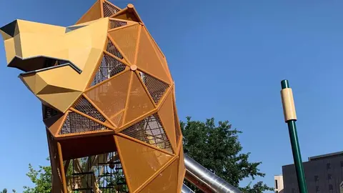 León inaugura el parque infantil con el león más grande del mundo | El alcalde de la ciudad, Antonio Diez, presenta la nueva área de juegos en la explanada de los Pendones Leoneses, presidida por una escultura de 6,6 metros pensada para el disfrute de niños de 3 a 12 años. Fotos: A.F. Reca