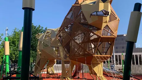 León inaugura el parque infantil con el león más grande del mundo | El alcalde de la ciudad, Antonio Diez, presenta la nueva área de juegos en la explanada de los Pendones Leoneses, presidida por una escultura de 6,6 metros pensada para el disfrute de niños de 3 a 12 años. Fotos: A.F. Reca
