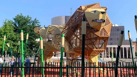León inaugura el parque infantil con el león más grande del mundo | El alcalde de la ciudad, Antonio Diez, presenta la nueva área de juegos en la explanada de los Pendones Leoneses, presidida por una escultura de 6,6 metros pensada para el disfrute de niños de 3 a 12 años. Fotos: A.F. Reca