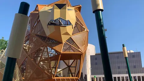 León inaugura el parque infantil con el león más grande del mundo | El alcalde de la ciudad, Antonio Diez, presenta la nueva área de juegos en la explanada de los Pendones Leoneses, presidida por una escultura de 6,6 metros pensada para el disfrute de niños de 3 a 12 años. Fotos: A.F. Reca