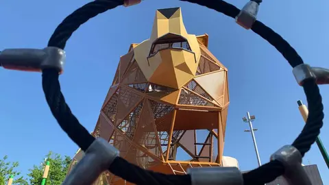 León inaugura el parque infantil con el león más grande del mundo | El alcalde de la ciudad, Antonio Diez, presenta la nueva área de juegos en la explanada de los Pendones Leoneses, presidida por una escultura de 6,6 metros pensada para el disfrute de niños de 3 a 12 años. Fotos: A.F. Reca