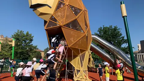 León inaugura el parque infantil con el león más grande del mundo | El alcalde de la ciudad, Antonio Diez, presenta la nueva área de juegos en la explanada de los Pendones Leoneses, presidida por una escultura de 6,6 metros pensada para el disfrute de niños de 3 a 12 años. Fotos: A.F. Reca