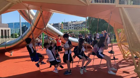 León inaugura el parque infantil con el león más grande del mundo | El alcalde de la ciudad, Antonio Diez, presenta la nueva área de juegos en la explanada de los Pendones Leoneses, presidida por una escultura de 6,6 metros pensada para el disfrute de niños de 3 a 12 años. Fotos: A.F. Reca