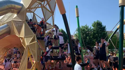 León inaugura el parque infantil con el león más grande del mundo | El alcalde de la ciudad, Antonio Diez, presenta la nueva área de juegos en la explanada de los Pendones Leoneses, presidida por una escultura de 6,6 metros pensada para el disfrute de niños de 3 a 12 años. Fotos: A.F. Reca