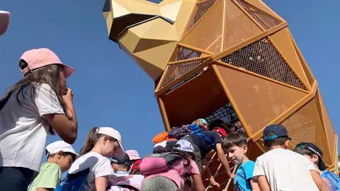 León inaugura el parque infantil con el león más grande del mundo | El alcalde de la ciudad, Antonio Diez, presenta la nueva área de juegos en la explanada de los Pendones Leoneses, presidida por una escultura de 6,6 metros pensada para el disfrute de niños de 3 a 12 años. Fotos: A.F. Reca